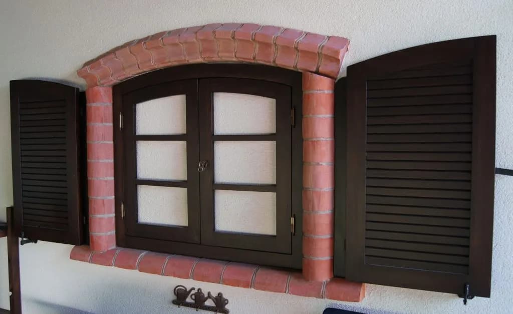 Parapet z cegły: cechy, zastosowanie i jak wkomponować w styl budynku?