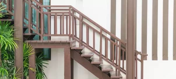 Schody z deski kompozytowej: wzory, montaż i zalety materiału