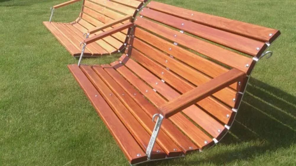 Ławka ogrodowa wisząca: typy, wykorzystanie i jak wybrać odpowiednią opcję?