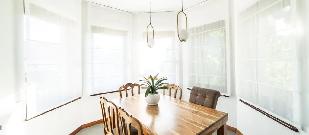 Firany do wykuszu: styl, wybór i jak wkomponować w aranżację wnętrza?