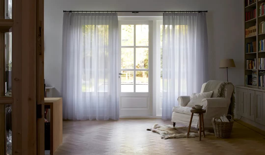 Rolety przezroczyste: wykorzystanie, styl i jak wkomponować w aranżację?