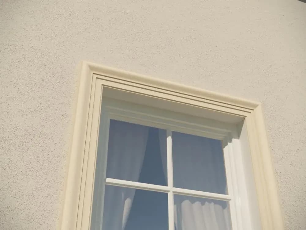 Sztukateria wokół okna: rodzaje, montaż i jak dodać elegancji wnętrzu?