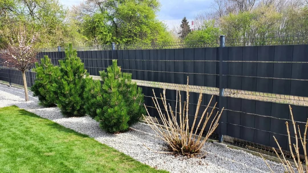 Taśma na płot: rodzaje, wykorzystanie i jak zapewnić trwałość ogrodzenia?